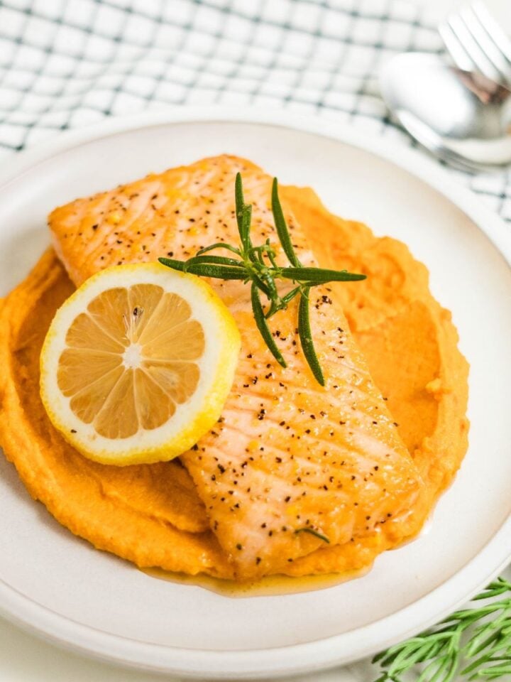 White Vs Black Pepper Flavor Uses And Cooking Tips Deliciously Rushed white-vs-black-pepper-flavor-uses-and-cooking-tips-deliciously-rushed