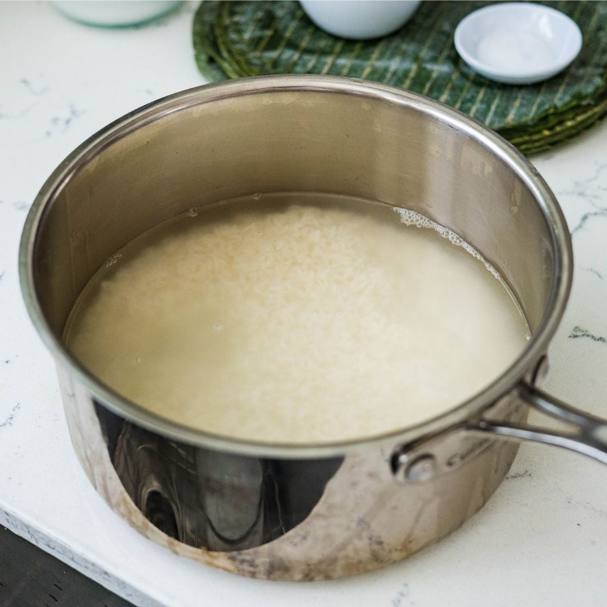 Soaking sweet rice with water. 